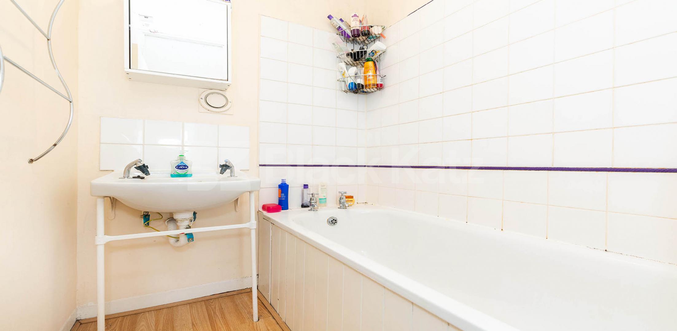 			PERFECT FOR 4 SHARERS!, 4 Bedroom, 1 bath, 1 reception Apartment			 Pickard Street EC1V, ANGEL-CLERKENWELL-OLD STREET